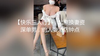 脸上红扑扑极品御姐居家发骚，带子情趣装开档黑丝，坐椅子上抬起双腿假屌爆插，这姿势太爽了，受不了全是颤抖