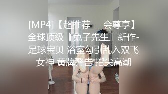 年轻小伙就是猛！感觉操不尽兴，换套制服抱起来操！