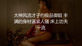 窗户缝偷窥楼下房东刚放学回家的女儿洗澡✿奶子还太小没有发育好