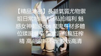 老婆手握两根肉棒，在我面前玩嗨了