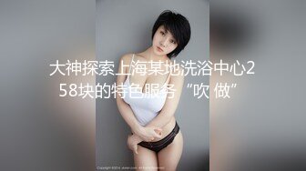 金三角扶贫在行动红灯区选妃，这次大哥挑了两个年轻小骚妹一炮双飞，带到宾馆非常听话轮流爆草摸奶抠逼