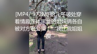 看到眼镜妹和她男朋友悄悄进了男生洗澡间我就知道肯定会好戏看，走进一看果然没让我失望