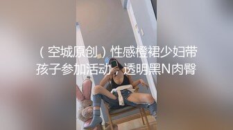 颜值不错的妹子镜头前被小哥调教，情趣狗链栓着给小哥口交