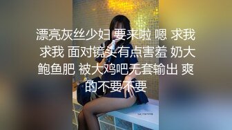 跟随抄底漂亮美女 黑骚丁卡着大屁屁真性感