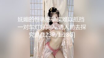 小女友边看黄片学习，边做，女上位啪啪，还不忘记比心