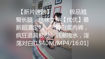 《绿帽淫妻✿新瓜速吃》绿帽老公拍淫妻被大鸡巴操的大声呻吟，小狗被高体壮的大哥随随便便抱起来插入真的是很刺激