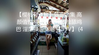 商城服装店抄底两个美女