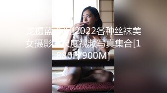 性感漂亮的牛仔短裙美女趴在床上正在玩手机被男友掀开裙子骑在屁股上各种爆插 操的太激烈了