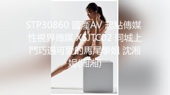 漂亮轻熟女 关起 怕啥被谁看见 快过来干逼逼 身材苗条 手机打着灯操逼 貌似老熟人被无套输出 内射