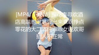 爬窗偷窥漂亮美眉洗香香 身材不错 大奶子小翘臀