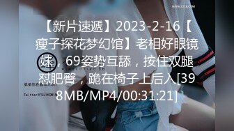 车里嘿咻嘿咻，还不忘记看看车外有没有人，