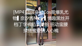 骚熟女约啪一线工人，在施工现场跟人做爱，嫌他几把太骚不给他口交，站着被大哥后入爆草，精彩不要错过