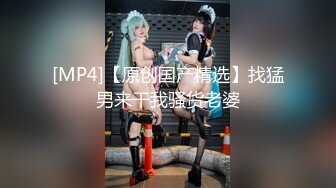 用香蕉自慰的美女淫水流好多