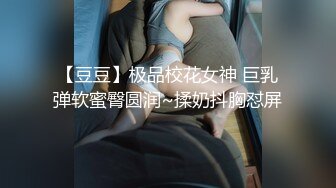 大金链条子很漂亮的的大屌人妖妹子，找来两个妹子一起玩，两个妹子被她轮流干的啪啪啪的声音响