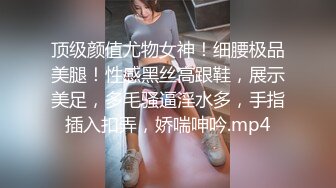 窗外偷窥女邻居洗澡,老公经常出差很少用,导致乳头和鲍鱼都还是粉色的