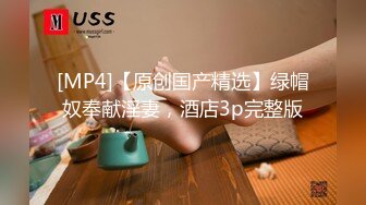 CD伪娘周冰冰 男厕所露出，刚打开电击器玩弄骚菊，突然发现男厕有人出来了被发现了吓一跳 好怕怕