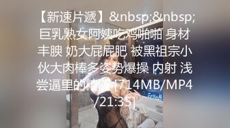 厕拍变态牛人偷窥妹子尿尿环顾了一下四周发现没人对着妹子的逼摸了一把,吓得妹子大声尖叫