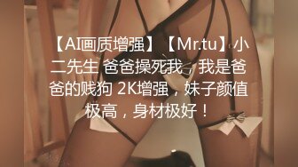 母狗趴着接受大鸡吧3p