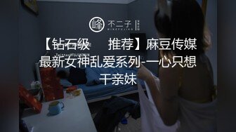 哺乳期短发风骚美少妇，两个大奶子涨奶