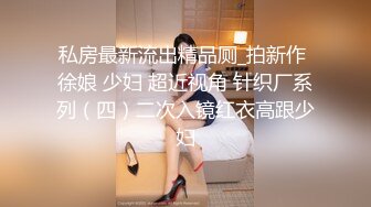 [MP4/ 1.37G] 极品萝莉小妹跟两个小哥哥激情3P，在床上让两小哥轮着玩，揉奶玩逼骚穴特写，压在身下爆草抽插后入