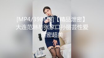 偷拍高颜值美艳少妇尿尿，性感的丁字内裤 掩盖不住脸上韵味的骚劲，来大姨妈，这样的女人男人天生的杀手！