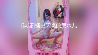 办公楼女厕全景偷拍两位高跟制服美女同事的小黑鲍