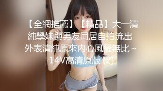 女仆装的黑丝少妇跟两男玩3P，玩完游戏开始伺候大哥，胖瘦组合听狼友指挥吃鸡巴，被两男前后玩弄草到高潮