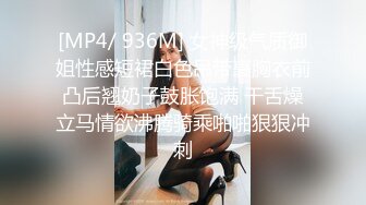 騷女屁股上寫滿淫話 女上很主動的享受