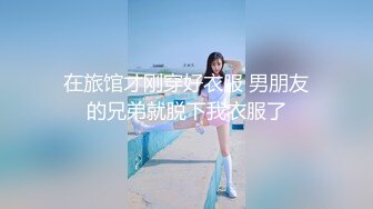 《极品CP❤️魔手外购》近景热闹商场女厕刁钻位置偸拍超多小姐姐方便还有制服女，能看脸又能看私处，半蹲式撅个大腚过瘾极了