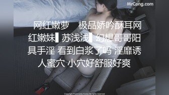 [MP4/ 589M] 健身小骚货找牛郎！两男一女激情大战！大黑屌轮流吃，坐在桌子上一顿操，骑乘位肥臀猛坐