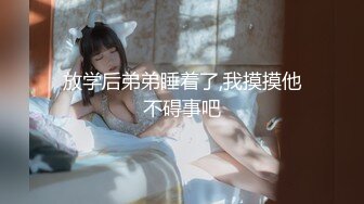 商场女厕全景偷拍熟女少妇 一直盯着摄像头 难道被发现了？