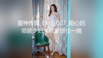 第一次尝试用手机黑屏偷录合租妹子用小盆子洗海鲜妹子好几次疑惑的看镜头