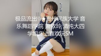 极品靓女逛街上身毛衣外套下身黑丝白内内靓女和闺蜜逛街..厚毛衣光腿反差.灰色内低角度cd