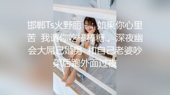 肚兜少妇风骚无下线，跟大哥玩3P，床上伺候两个男人被大哥各种抽插爆草，叫声骚浪表情迷人，自己还拿道具自慰