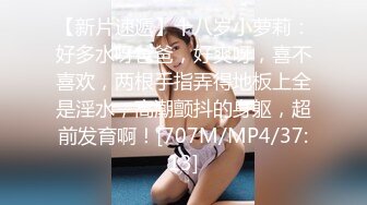 秀人网嫩模 小逗逗❤️JK学妹上门被猥琐男调教 带上狗链 脱下内内 水晶假鸡吧插入 呻吟