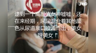 《极品CP魔手外购》快餐店女厕全景逼脸同框偸拍数位青春靓丽小姐姐方便，妹子用手机光照逼不知道是什么意思