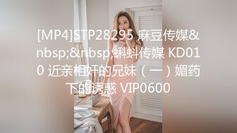 [MP4/ 123M]&nbsp;&nbsp;夫妻3P记，浴缸旁这一幕，单男在后面帮老婆洗逼逼，老公在前面堵住嘴巴，分工合作真的感人！