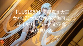 《极品CP魔手外购》火爆商场女厕固定4K镜头拍脸移动镜头拍私处，各路年轻美女美少妇方便，有美女也有极品B[ (4)