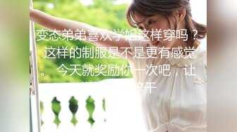 学校女浴室暗藏摄像头偷拍刚毕业分配过来的音乐老师洗澡 一边解胸罩一边站着尿尿,洗逼的手法独树一帜,犹如在弹吉他