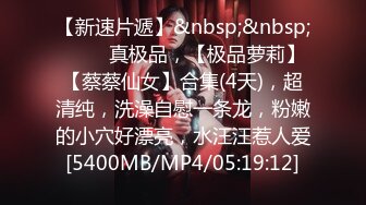 只顾玩手机的美眉拍了你的B 还要拍你的脸