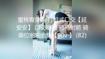 【18清纯系小美女】居家拍摄小视频，解开衣服贫乳小奶子，脱下内裤粉嫩小穴，还塞着棉棒，振动棒磨蹭身体颤抖