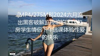 女销售员为了能签下合同只能让客户玩：‘你还没说和我什么时候签合同好痛好痛好痛’，‘痛你就叫呀，等我把你玩高潮了就签，揉奶’！